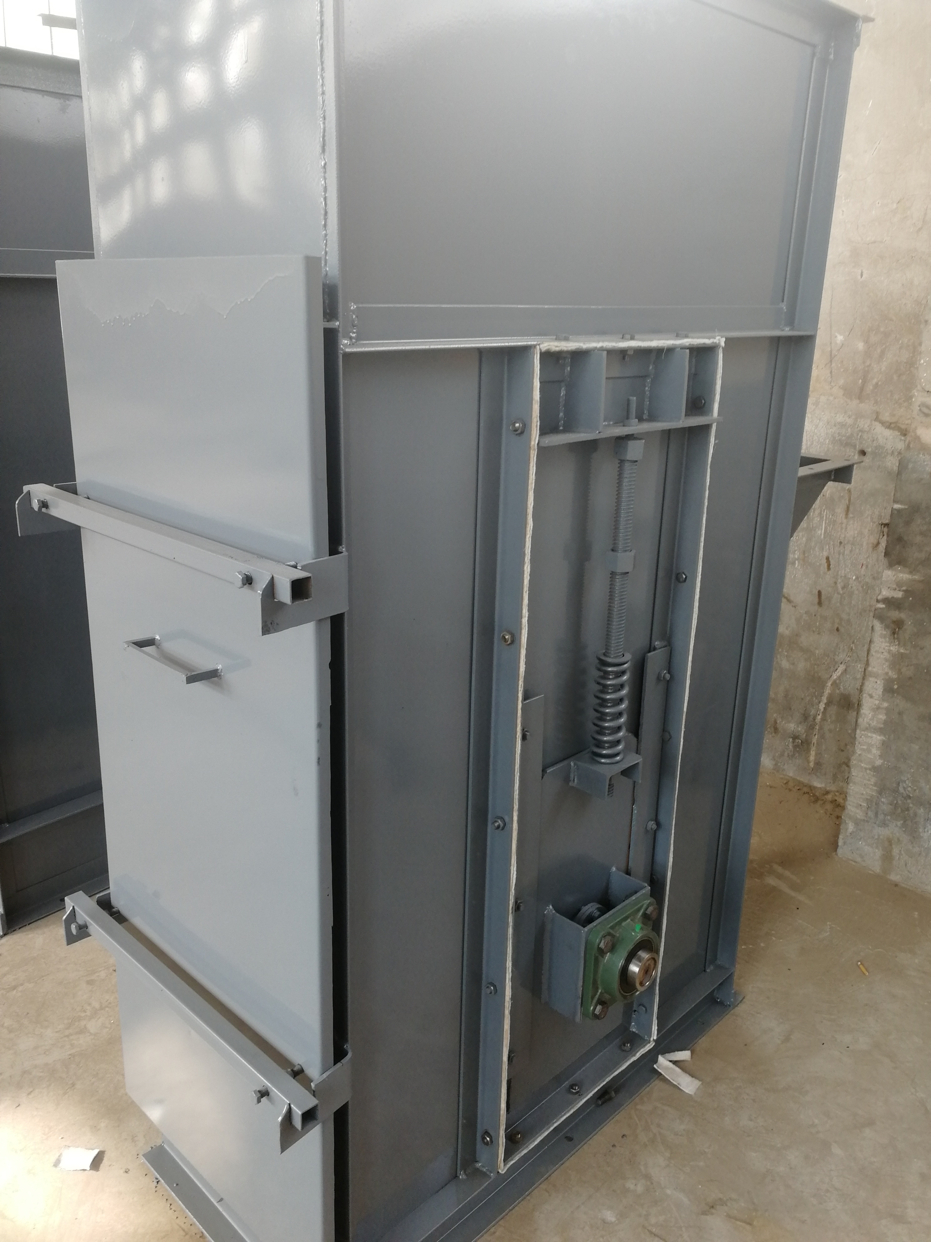 斗式提升機(jī)的進(jìn)行卸料作業(yè)的方式、狀況解析(斗式提升機(jī)的進(jìn)料和卸料的方式有哪些?分別有什么特點(diǎn))